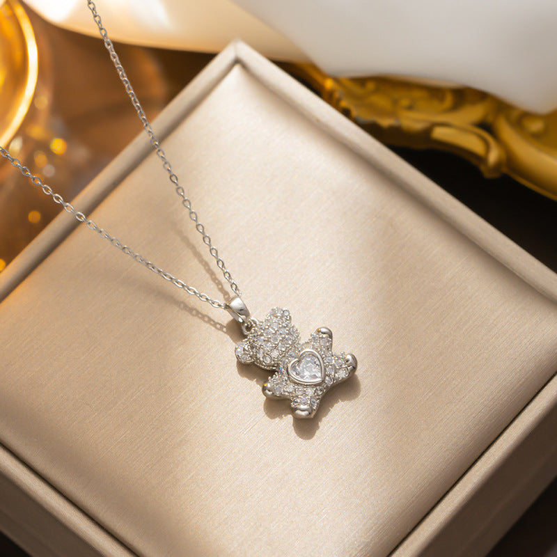 Graziosa collana con pendente a cuore d'orso per donna in acciaio al titanio con intarsio di strass, delicata catena a O, stile minimalista e dolce