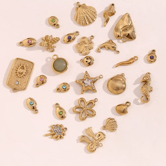 Elegante barra de dijes de acero inoxidable con baño de oro de 14K, con cara sonriente y concha marina