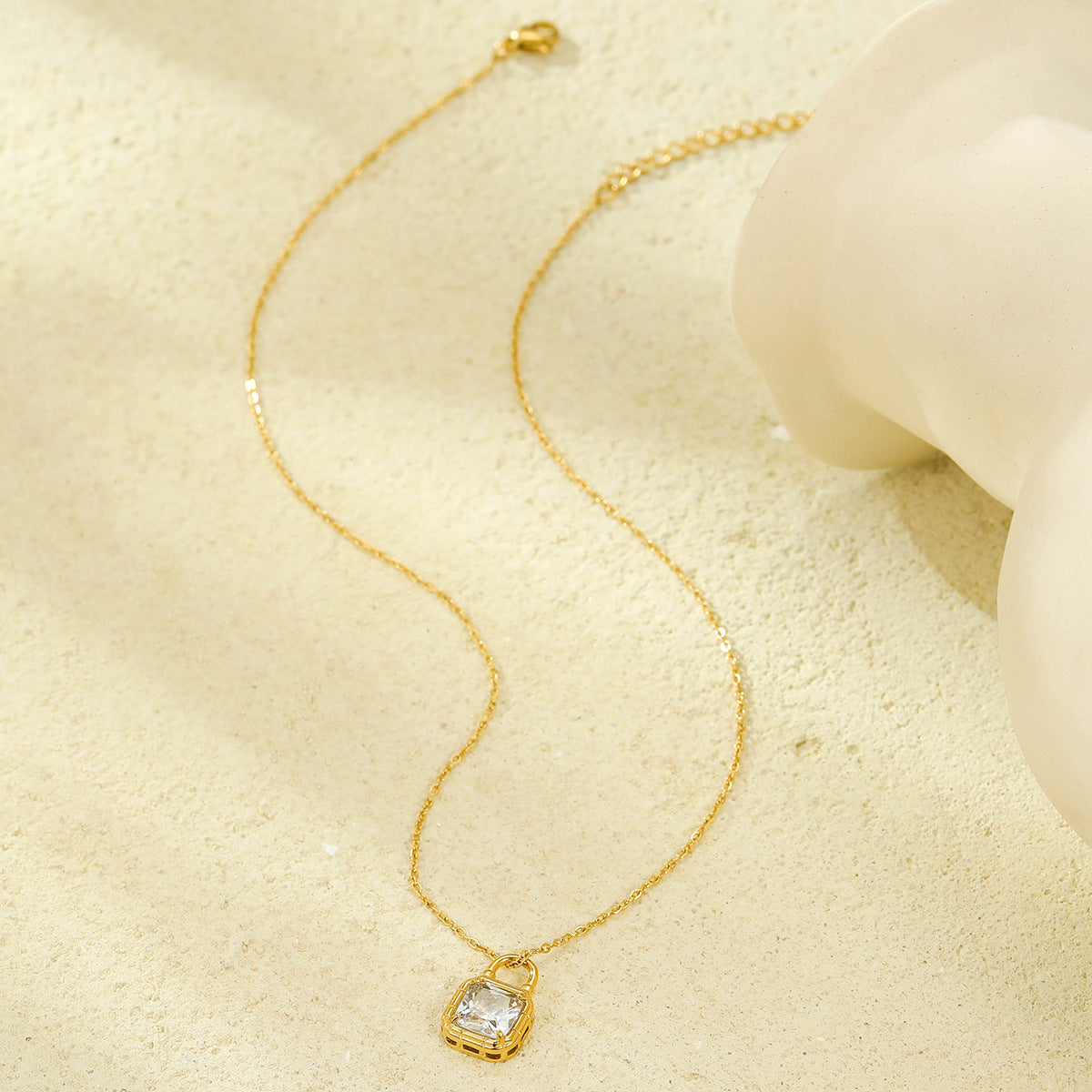 Elegante collar con colgante de circonita con forma de candado de acero inoxidable con chapado en oro de 18 quilates para mujer