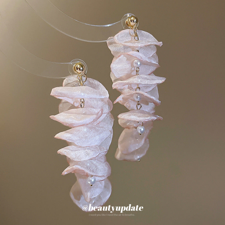 Pendientes de perlas florales con postes de acero bañados en plata para mujer, joyería elegante y femenina de lujo ligero