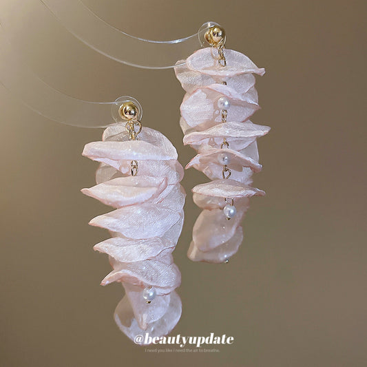 Pendientes de perlas florales con postes de acero bañados en plata para mujer, joyería elegante y femenina de lujo ligero