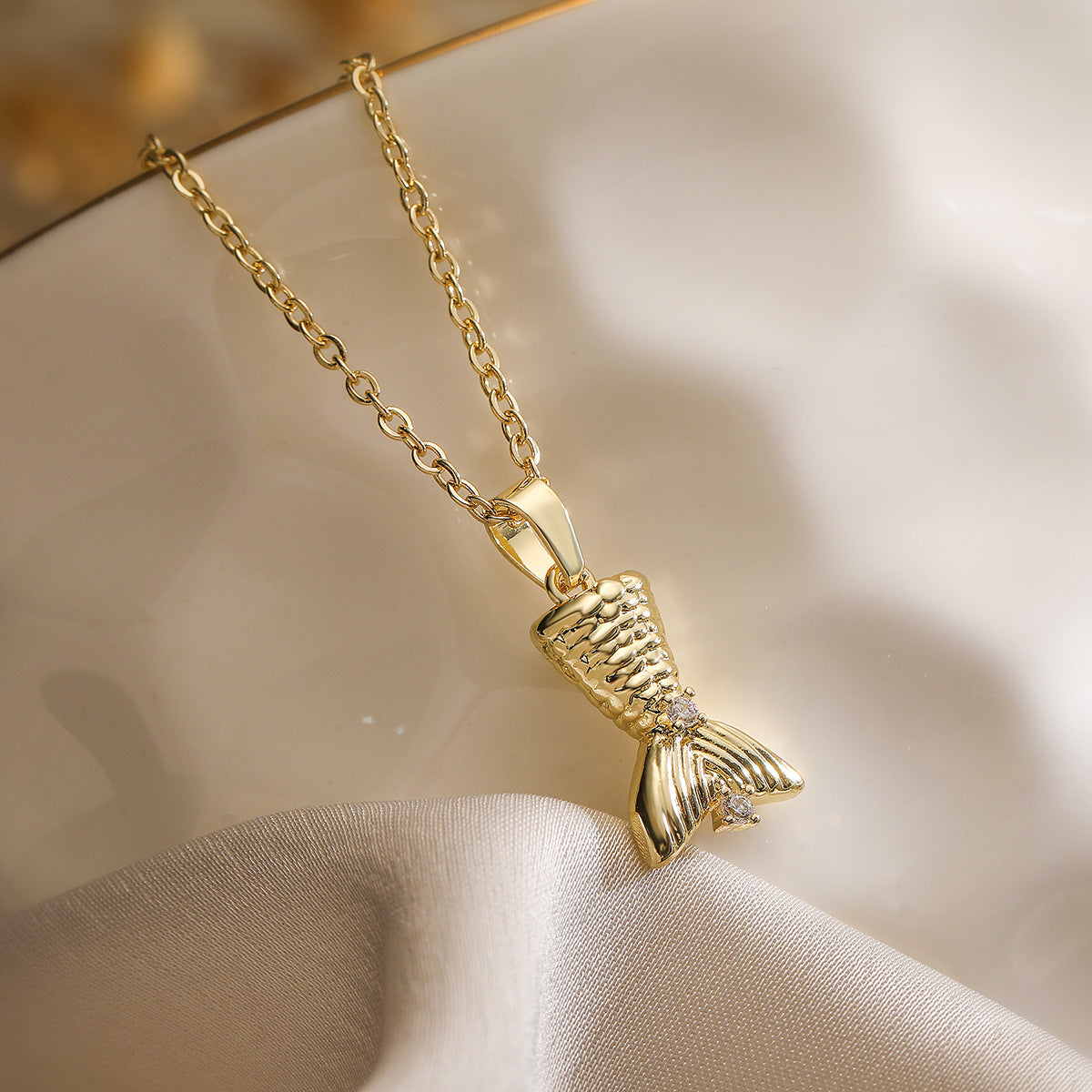 Collana Pendente Coda di Pesce Geometrica Minimalista da Donna in Ottone con Placcatura in Oro Vero, Catena Delicata per Clavicole