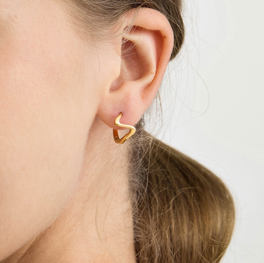 Pendientes de aro geométricos de acero inoxidable chapados en oro para mujer con detalle de línea minimalista y acabado de acero de titanio de primera calidad
