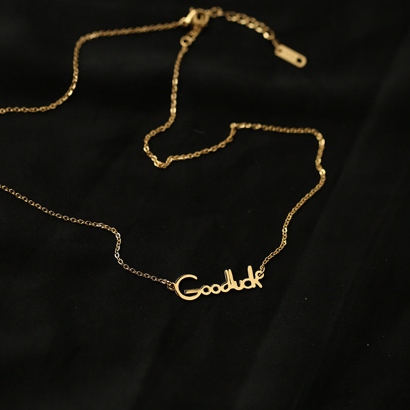 Collana da uomo con catenina corta in acciaio al titanio, placcata in oro 18 carati, con scritta "Good Luck"