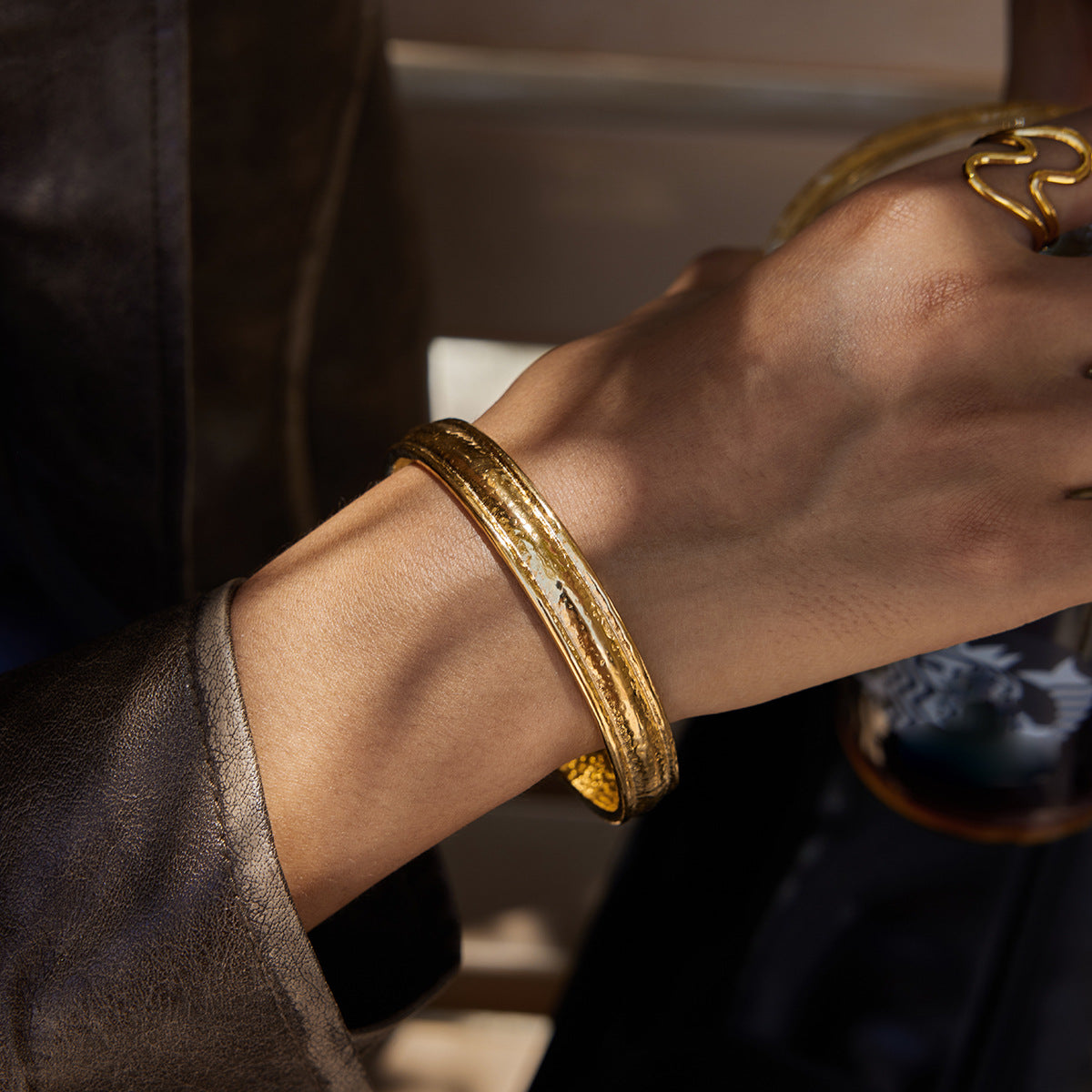 Bracciale da donna in acciaio inossidabile placcato oro 18K con design a linee geometriche, accessorio di moda ipoallergenico