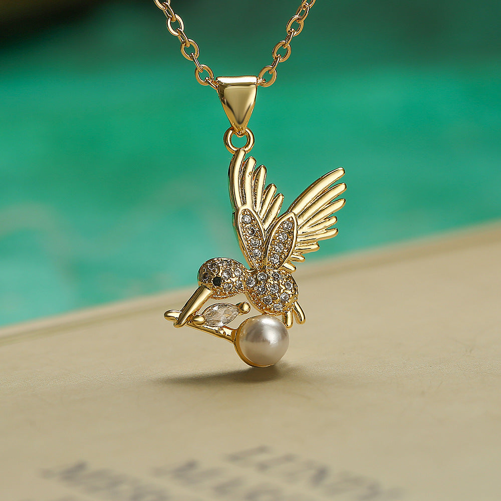 Collana con ciondolo a forma di ape e libellula geometrica minimalista da donna in ottone con placcatura in oro e intarsio in zircone