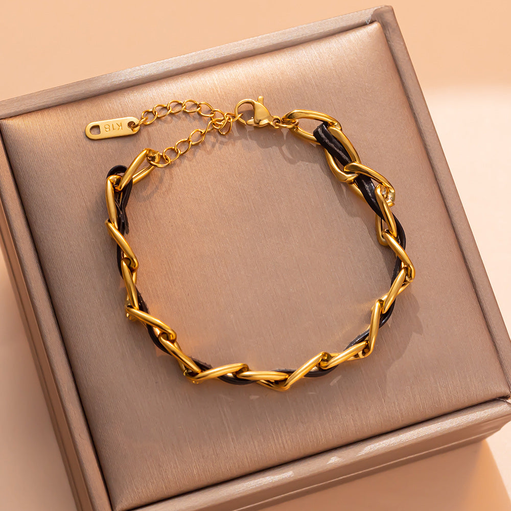Pulsera minimalista geométrica de titanio y acero para mujer con acabado chapado, diseño moderno y versátil