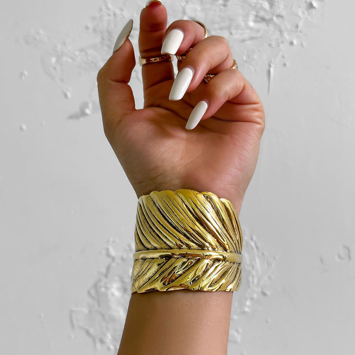 Bracciale rigido aperto da donna in stile bohémien a forma di piuma, realizzato in metallo con finitura placcata