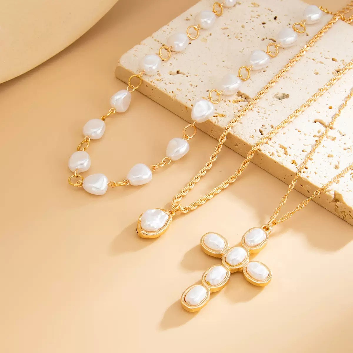 Collana da donna con ciondolo a cuore geometrico minimalista placcato in lega e catena a sfere con perle barocche