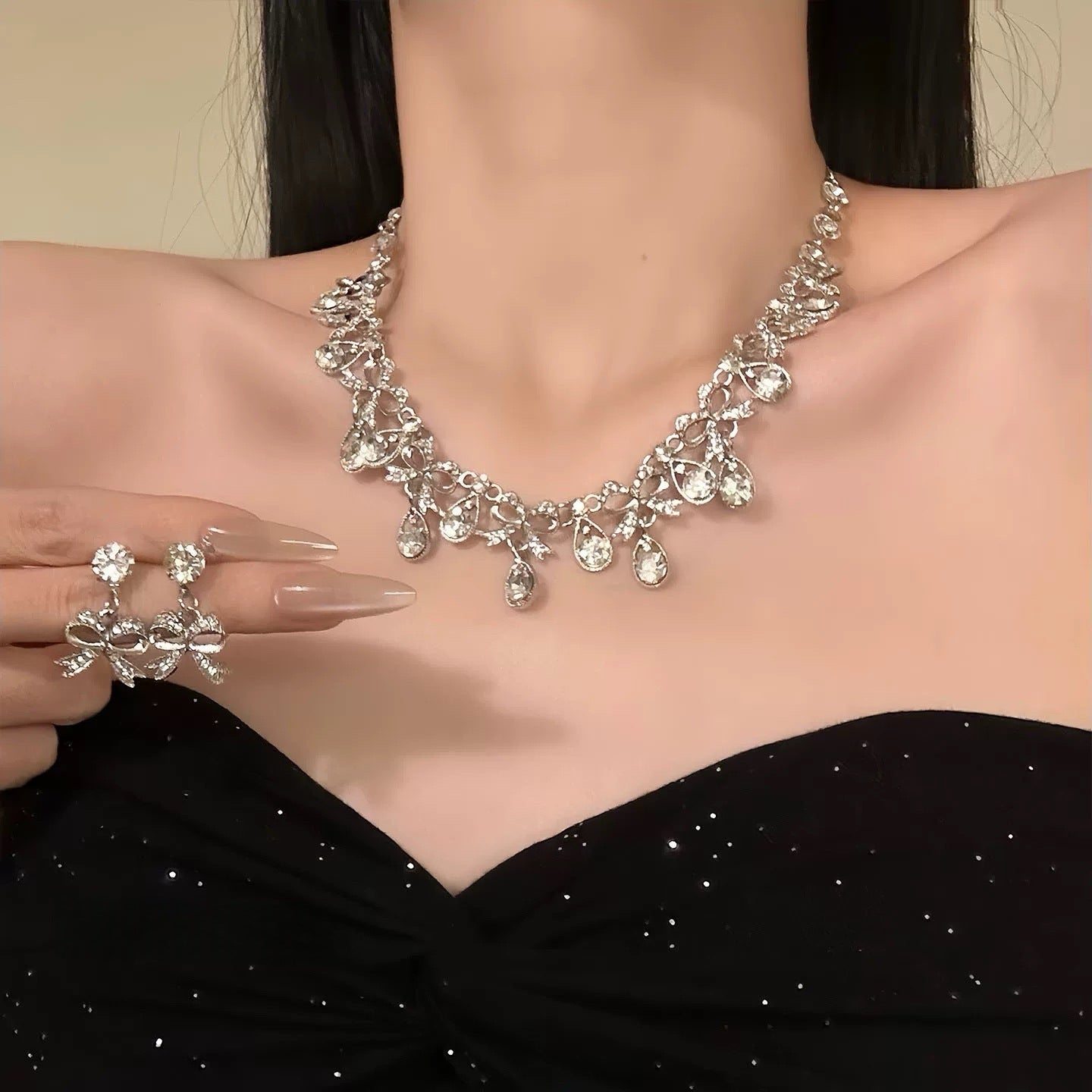 Elegante set collana con ciondolo a goccia e orecchini a perno in lega con intarsio di strass, stile lusso minimalista da donna