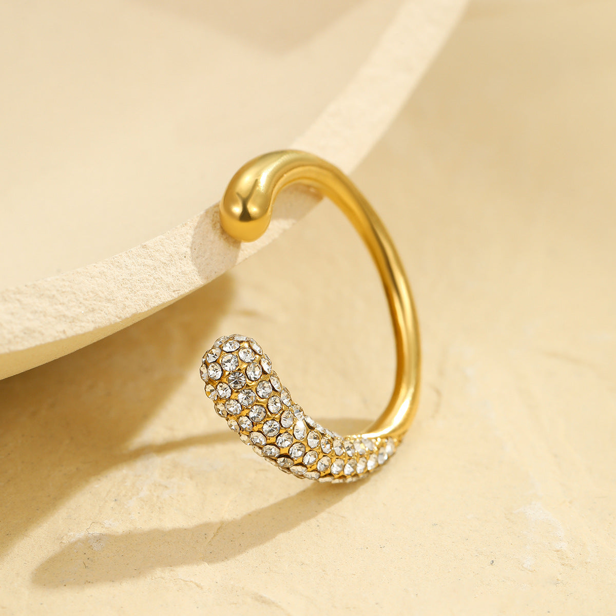 Elegante anillo de acero inoxidable de inspiración francesa con diseño geométrico, incrustaciones de pedrería blanca y banda abierta ajustable para mujer