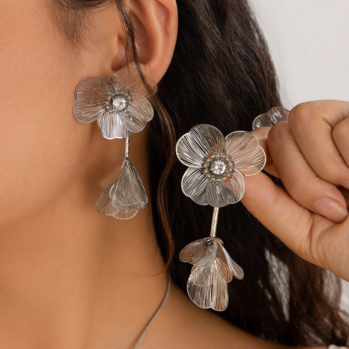 Collar con colgante minimalista de hoja de ginkgo con incrustaciones de pedrería en cobre sobre cadena de serpiente para mujer