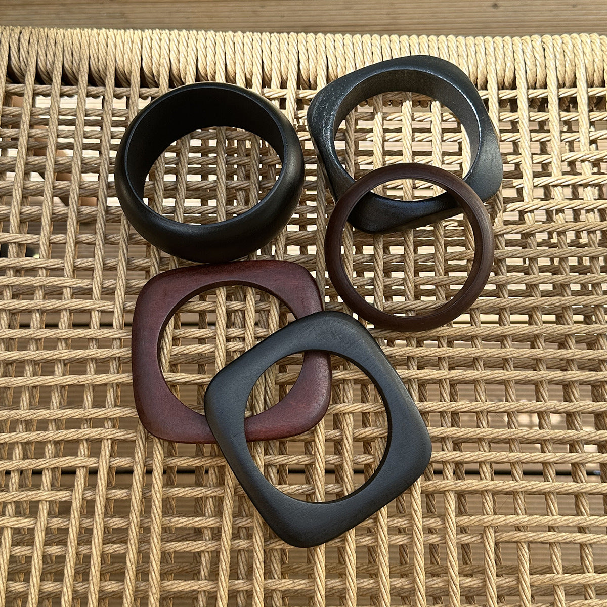 Bracciale Vintage in Legno con Design Geometrico Arrotondato e Finitura Artigianale