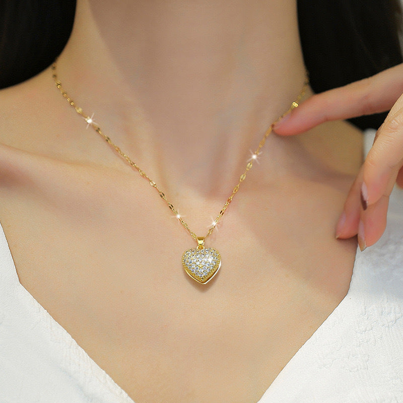 Elegante collana di lusso in acciaio al titanio a forma di cuore con ciondolo a perla e conchiglia su catena ondulata per donna