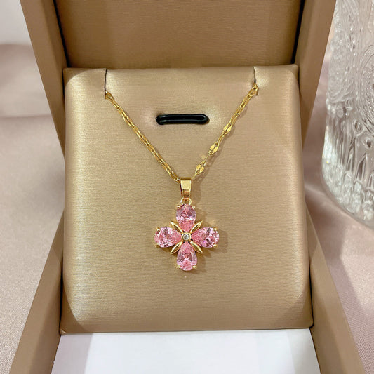 Collar minimalista con forma de trébol de acero de titanio chapado para mujer con microincrustaciones de diamantes de imitación y cadena retorcida