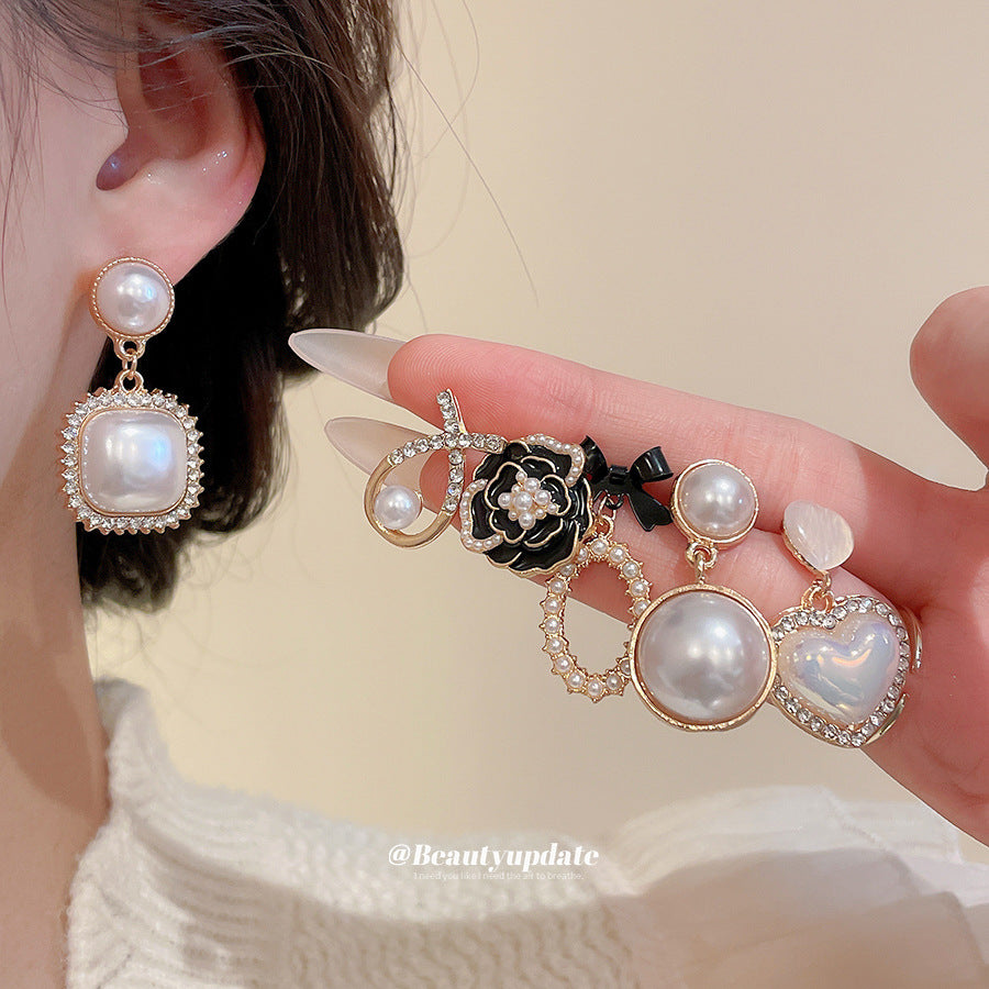 Set di Orecchini Eleganti di Lusso a Perno, con Perle Geometriche, Accenti di Strass e Perni in Acciaio Inossidabile