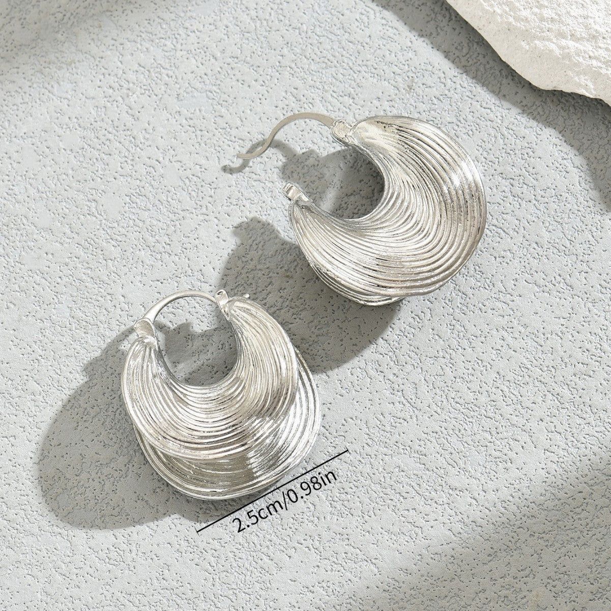 Orecchini da donna geometrici minimalisti in lega di zinco con finitura galvanica, perni ipoallergenici in acciaio inossidabile, gioielli moderni ed eleganti per tutti i giorni