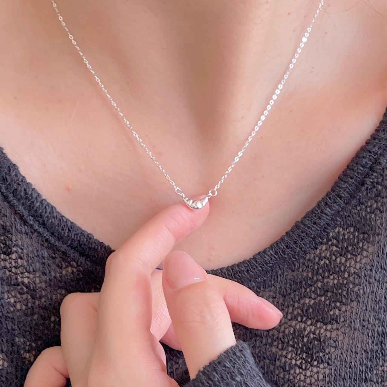 Collana pendente a forma di corno tono freddo minimalista in argento sterling 925 con accenti geometrici