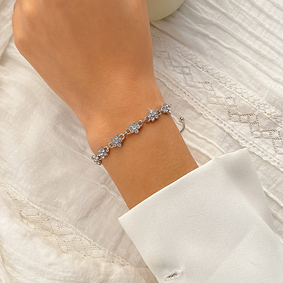 Minimalist Floral and Star-Shaped Alloy Bracelet with Micro-Pavé Rhinestones on Adjustable Box Chain for Women