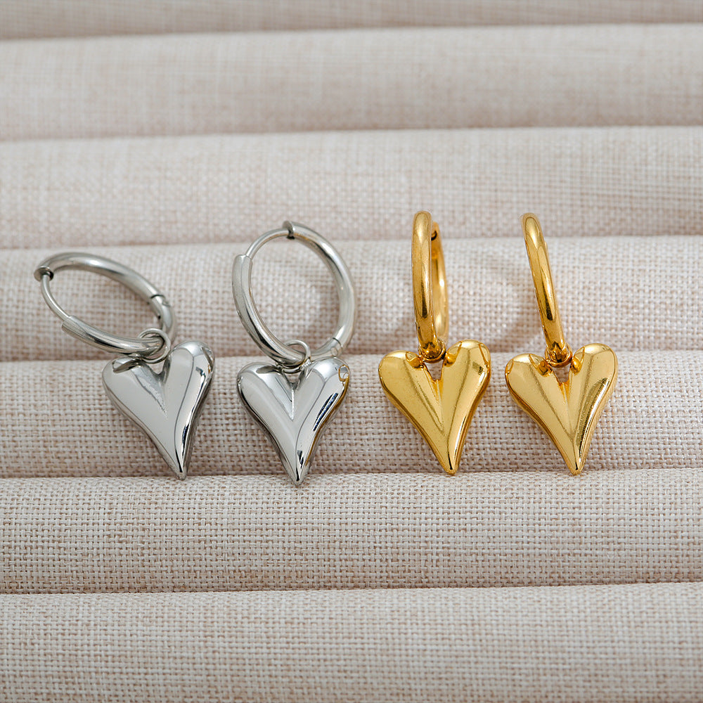 Pendientes minimalistas de corazón de acero inoxidable y titanio de contraste con baño de oro, acabado pulido, accesorio de moda versátil para mujer