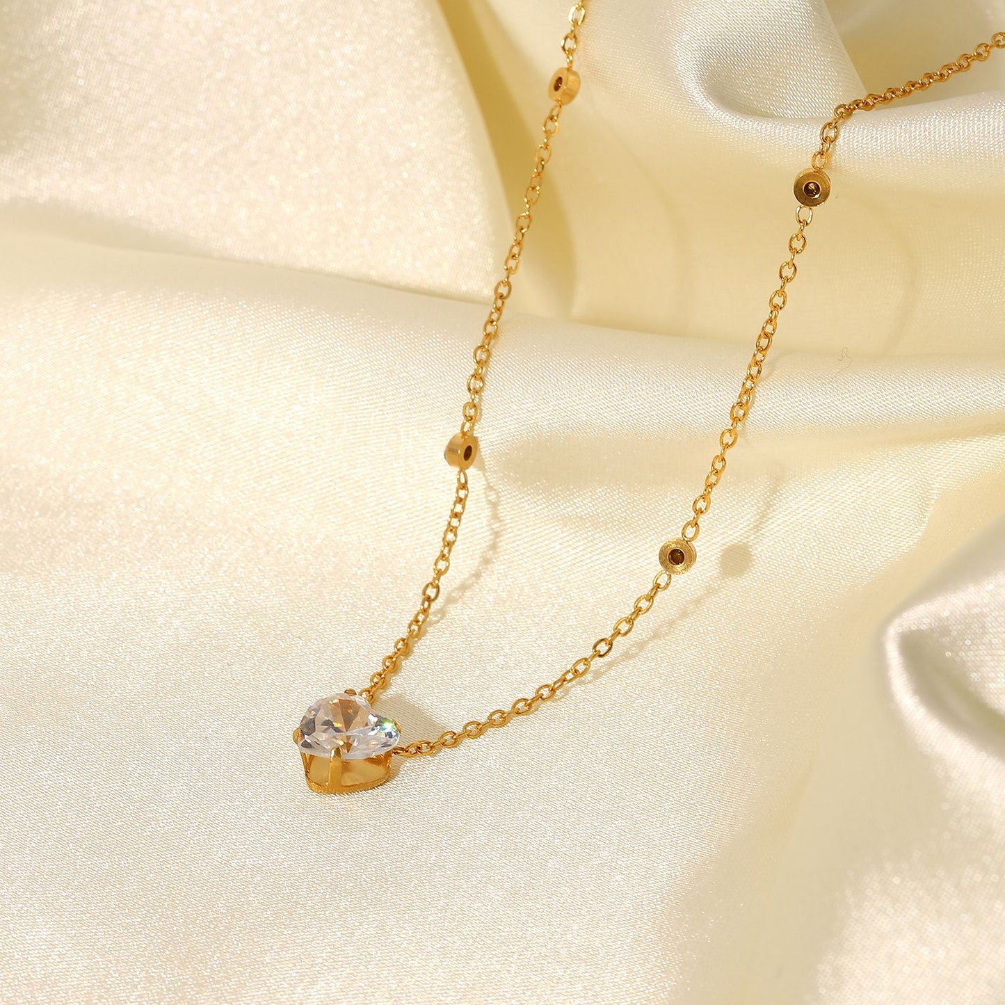 Collar con dije de circonita en forma de corazón minimalista de acero inoxidable con baño de oro de 18 quilates para mujer