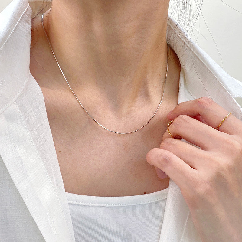 Collar minimalista de cadena de serpiente de acero de titanio para mujeres y hombres, cadena de clavícula ligera y delicada con acabado chapado