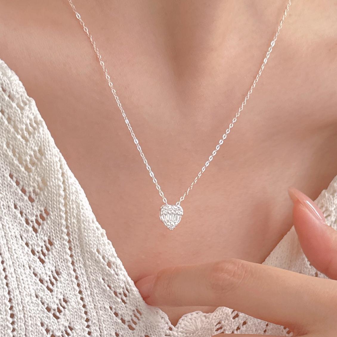 Collar minimalista en forma de corazón de plata de ley 925 con acentos de diamantes de imitación en cadena cruzada