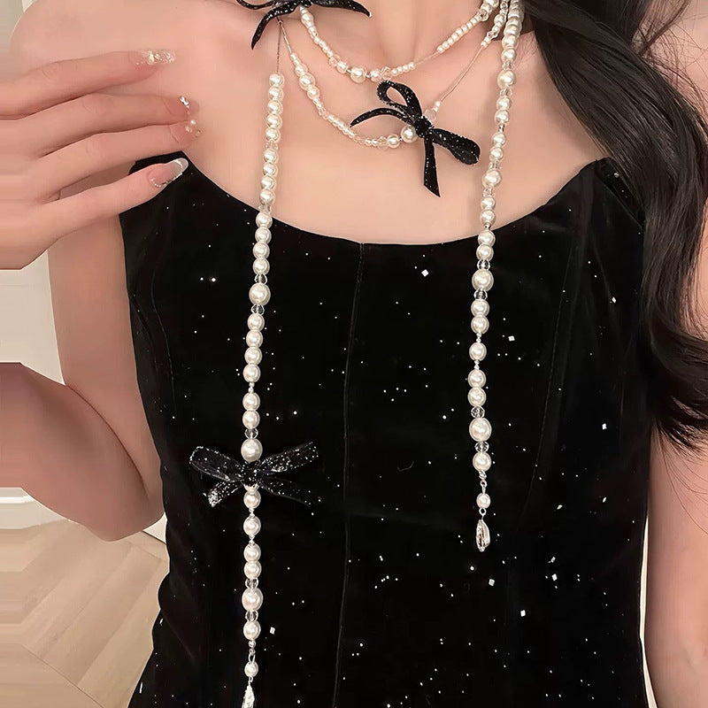 Elegante collana francese vintage a forma di fiocco con perle e intarsi in strass, pendente in lega placcata su catena per maglione da donna