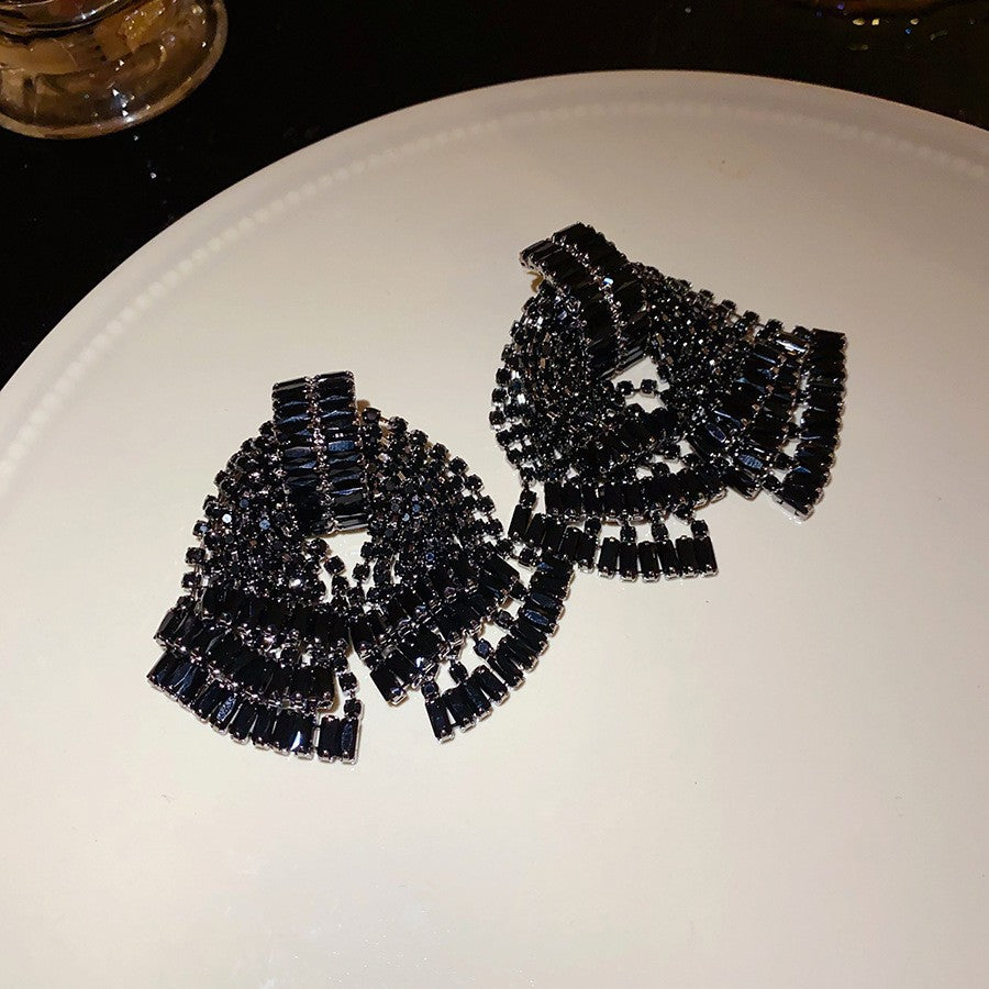 Orecchini pendenti con nappe geometriche minimaliste con intarsi di strass in rame placcato e perni in argento sterling 925 da donna