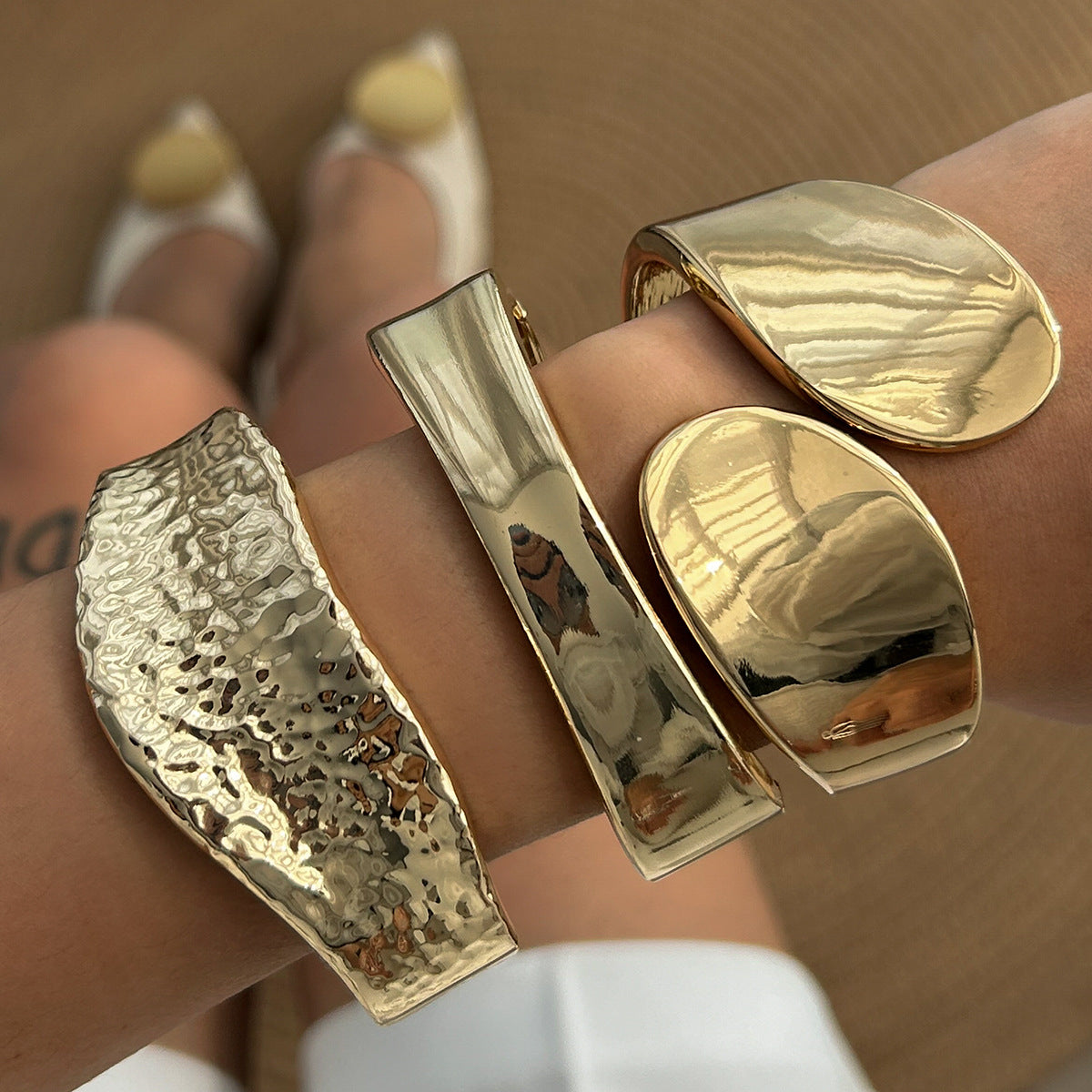Bracciale da donna in ottone stile vintage sovradimensionato a forma di foglia con finitura opaca testurizzata e superficie placcata