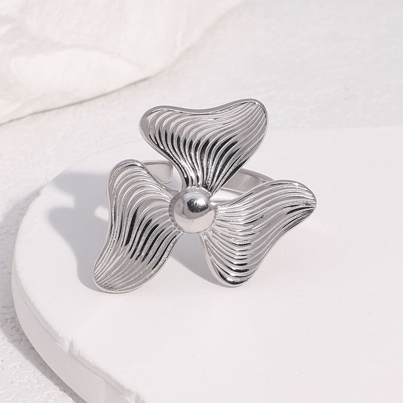 Anello a fascia floreale minimalista in acciaio inossidabile con placcatura in oro 18 carati da donna