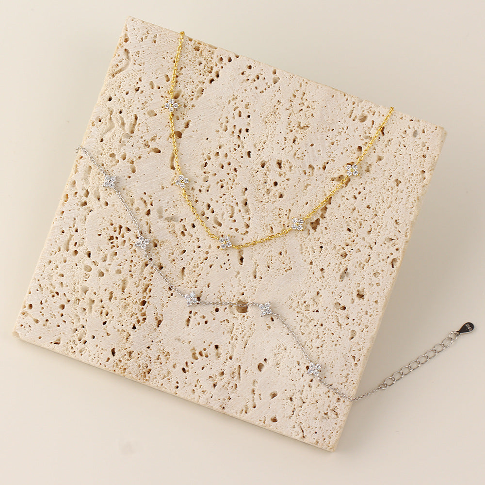 Cadena de mano de plata de ley S925 con diseño floral minimalista y detalles de pedrería para mujer