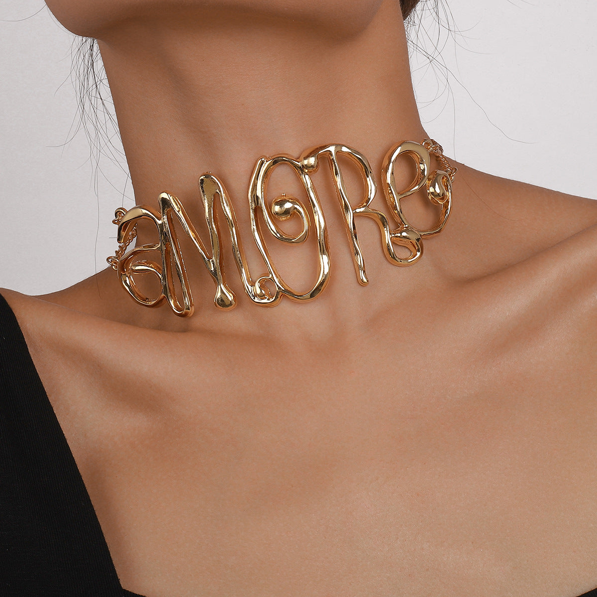 Collar con dije de letra dulce y atrevida para mujer con cadena de aleación de hierro galvanizado a la altura de la clavícula