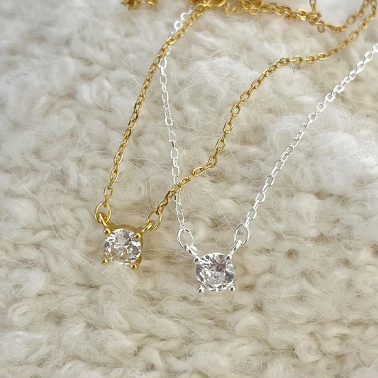 Collar Colgante Geométrico Minimalista de Plata de Ley 925 con Engaste de Circonita de Cuatro Garras en Cadena Cubana