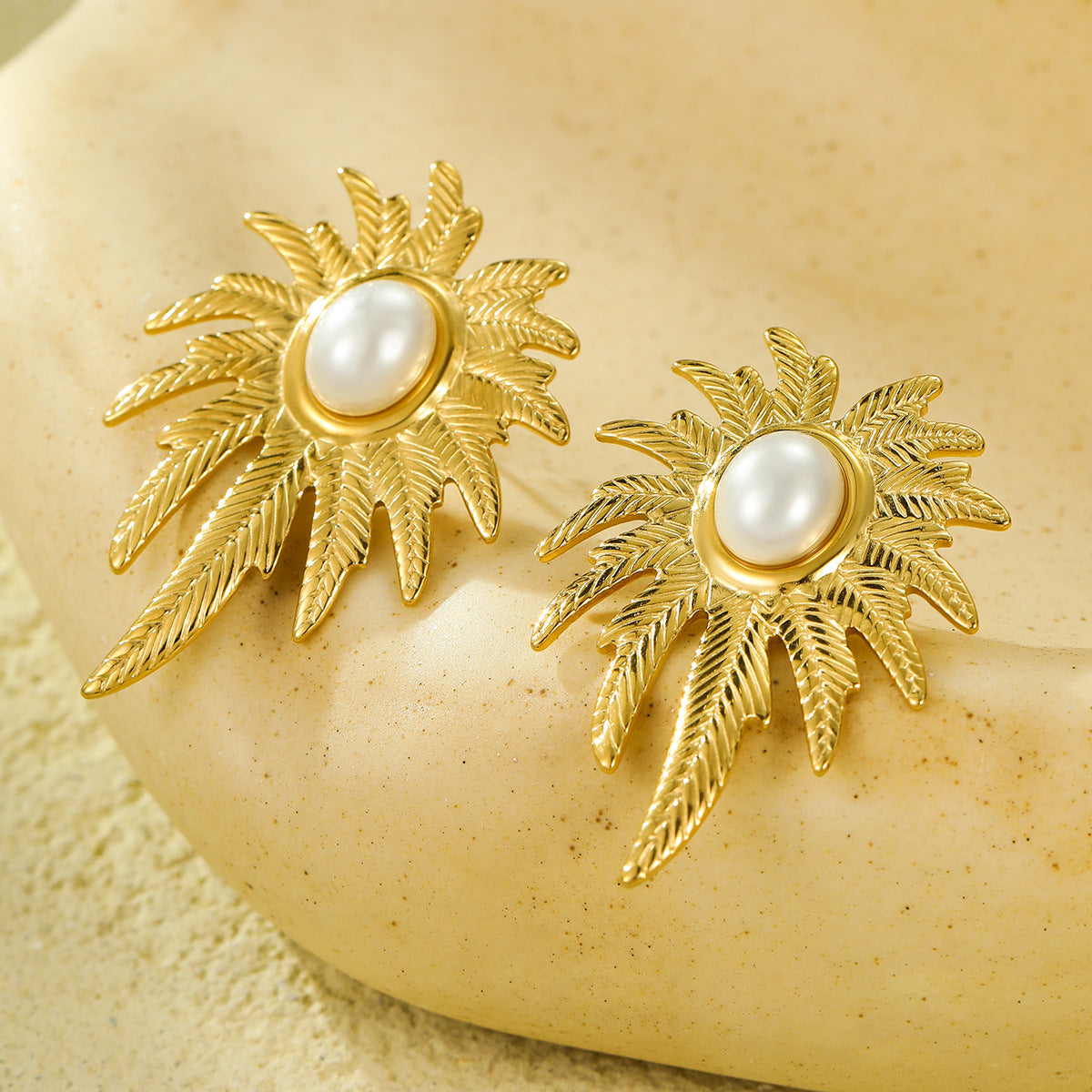 Pendientes de acero inoxidable estilo francés vintage con incrustaciones de perlas, diseño de hojas y flores irregulares para mujer con acabado chapado