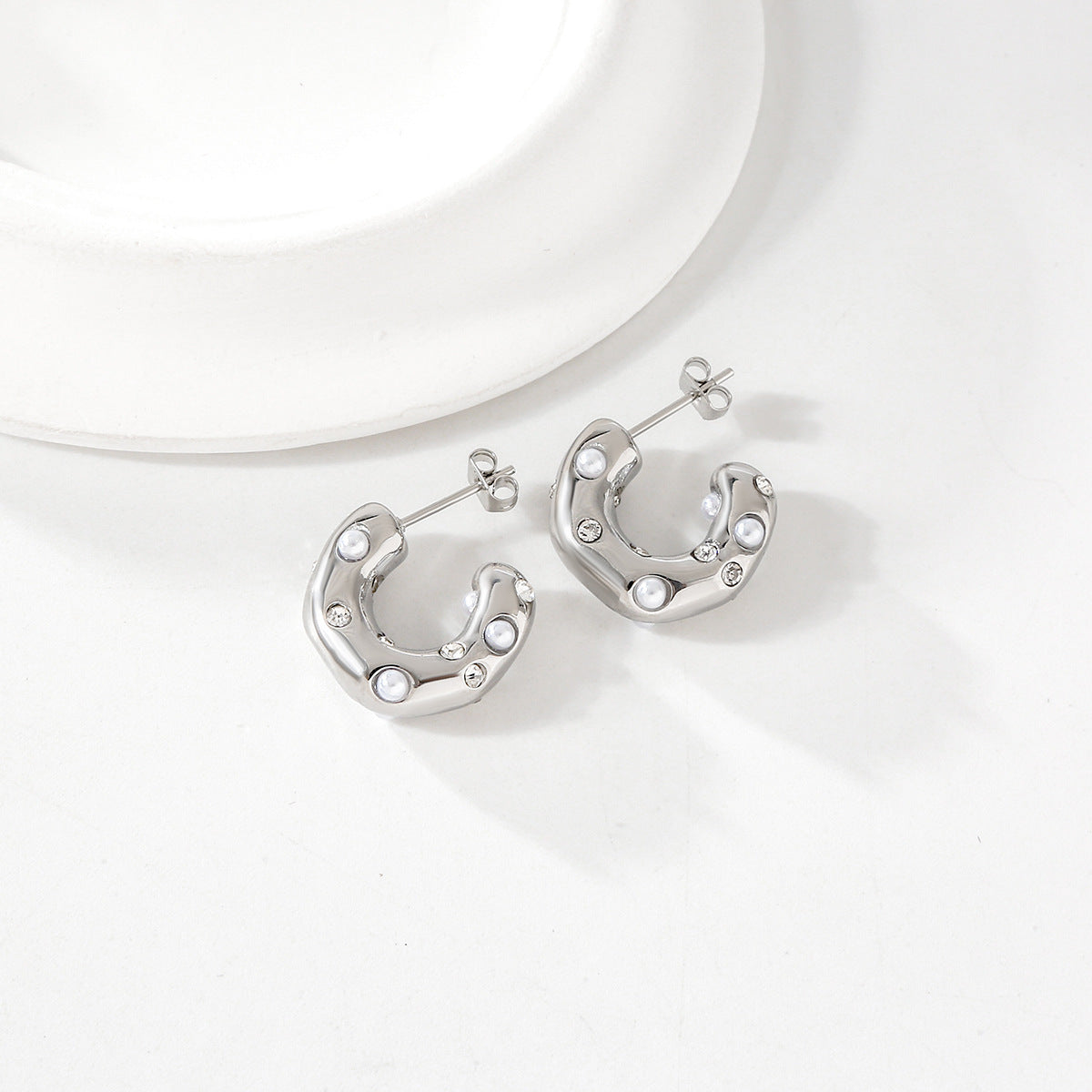 Orecchini a cerchio a C vintage in acciaio inossidabile con intarsi in zircone, finitura galvanizzata, design geometrico irregolare per donna