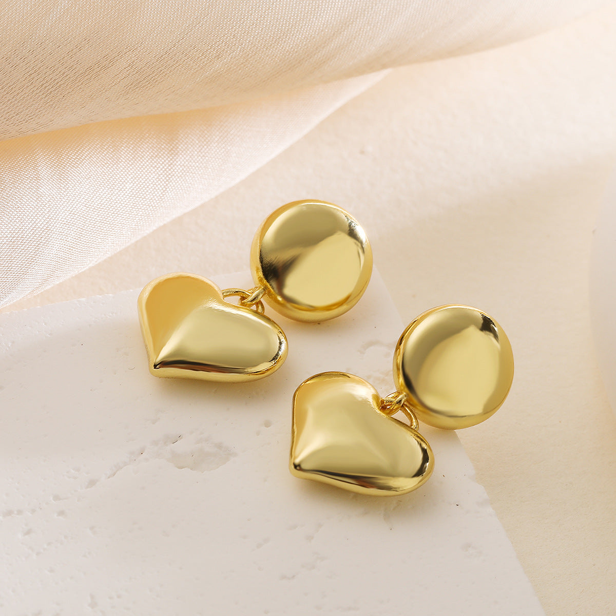 Orecchini minimalisti a forma di cuore in rame placcato oro 18 carati da donna — Gioielli per le orecchie lussuosi e leggeri