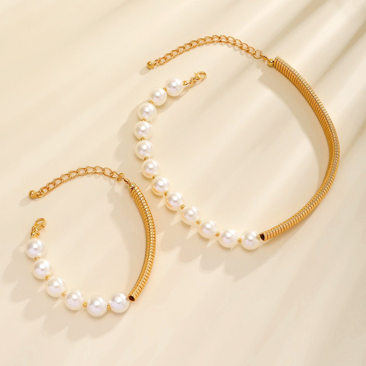 Collana Girocollo Geometrica Dolce e Audace da Donna con Accenti di Perle Imitazione e Finitura Galvanica su Base in Resina Plastica