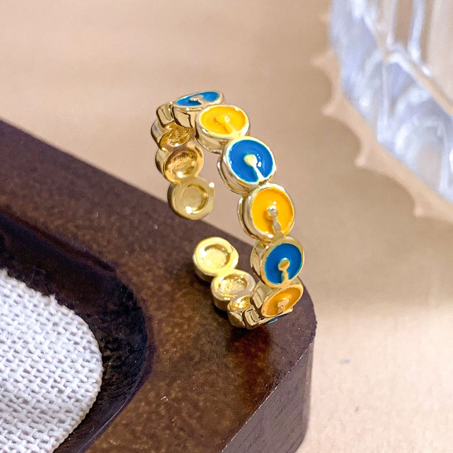 Anello da donna smaltato a pois geometrici, placcato oro, dolce e minimalista
