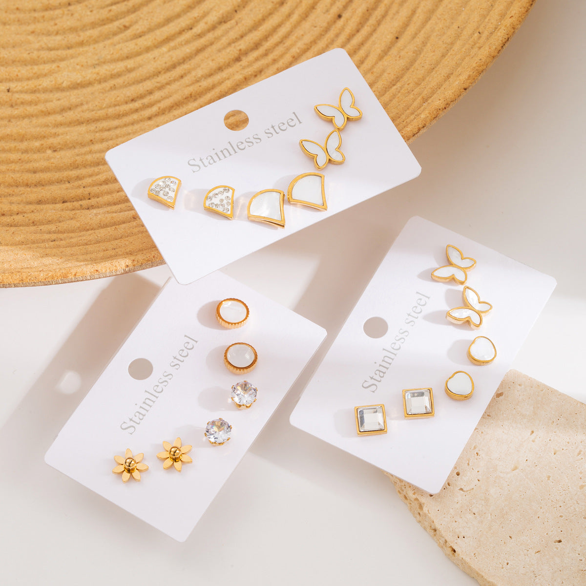 Orecchini minimalisti in acciaio inossidabile a forma di farfalla con intarsi in conchiglia e strass per donna