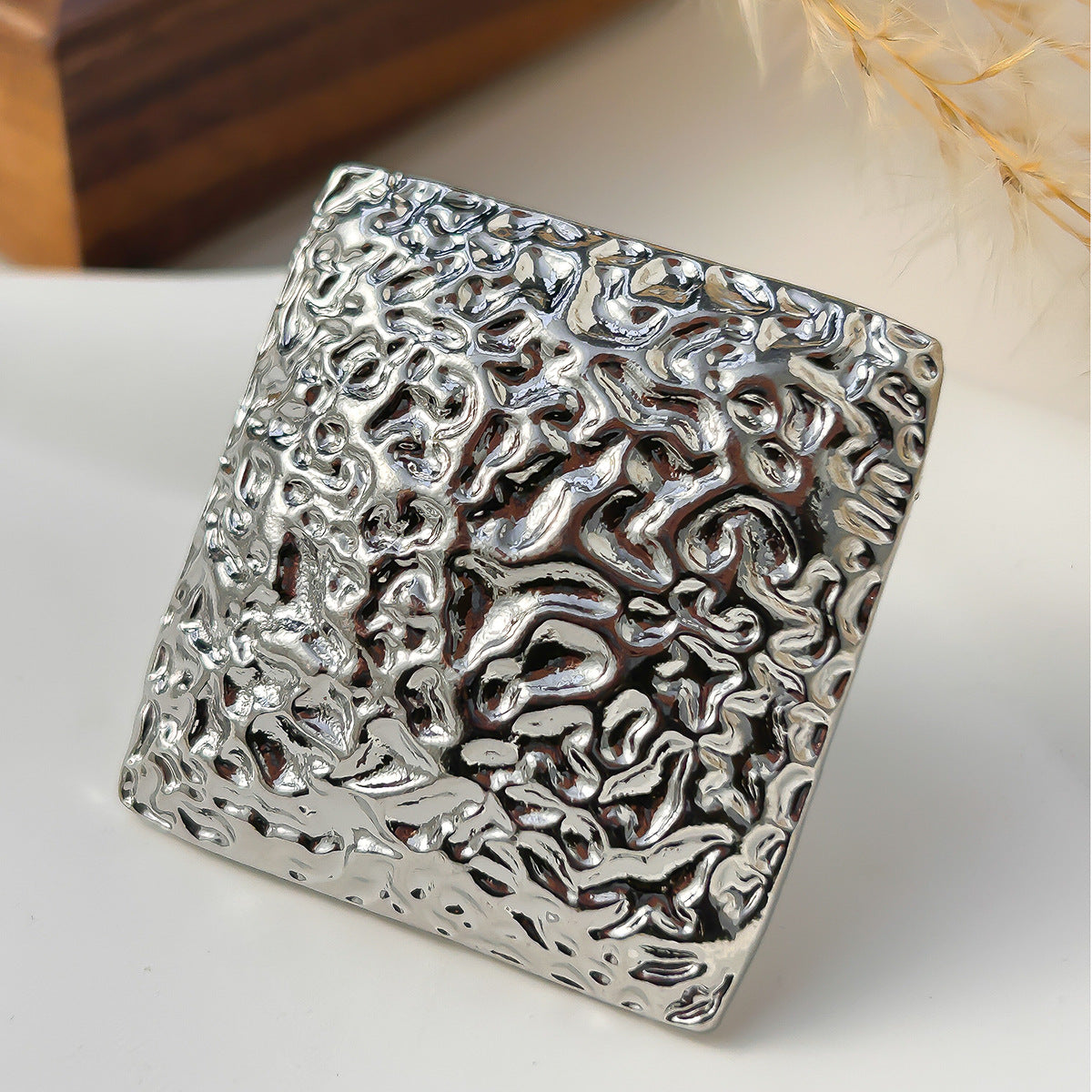 Anello aperto geometrico irregolare da donna con intarsio in perle imitate e finitura placcata