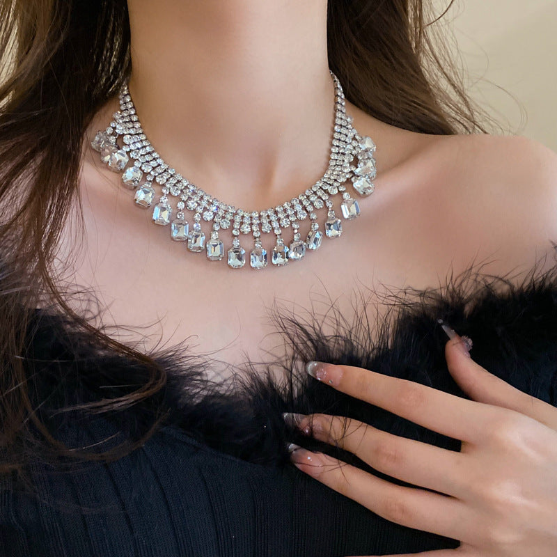 Elegante collar con colgante de lazo de diamantes de imitación y detalles de nácar perlado para mujer — Delicada cadena para clavícula en estilo de lujo minimalista y a la moda