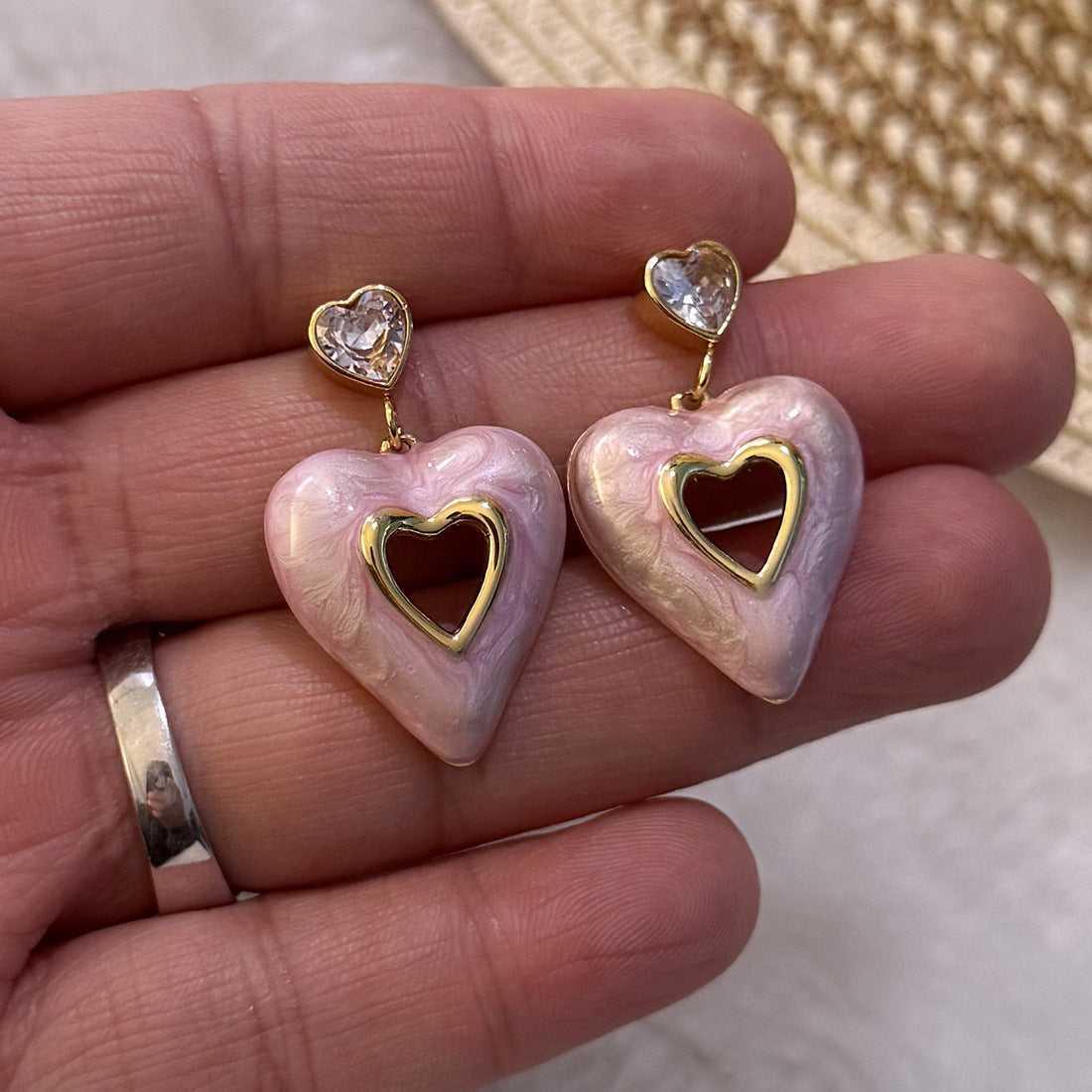 Orecchini a perno minimalisti a forma di cuore in acciaio al titanio smaltato da donna