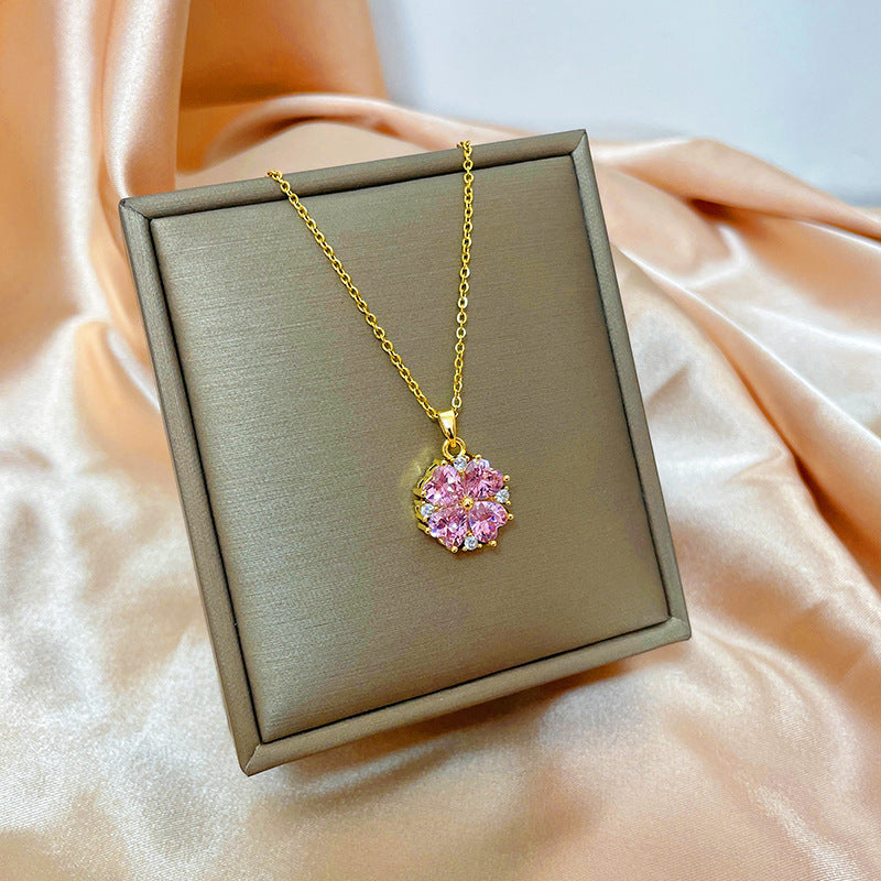 Collana con ciondolo girevole a quadrifoglio in acciaio al titanio con zirconi micropavé da donna