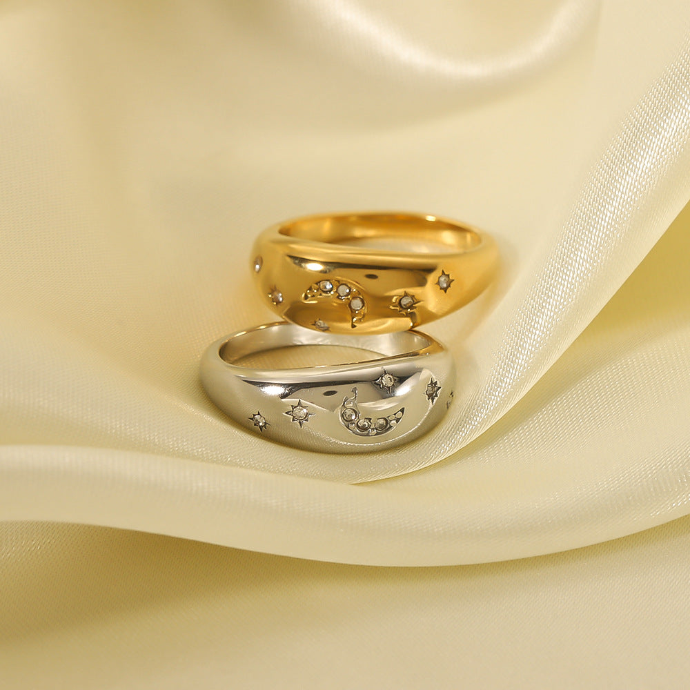 Anello con Ciondolo a Luna e Stella Geometrico Minimalista in Acciaio Inossidabile con Intarsio di Zirconi e Placcatura in Oro 18K da Donna
