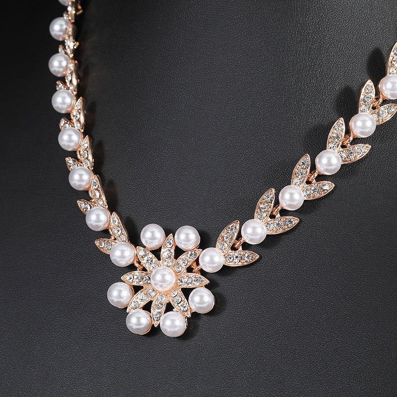 Elegante collar de aleación con colgante floral y de hojas para mujer con acabado chapado, delicada cadena para suéter y cadena de clavícula