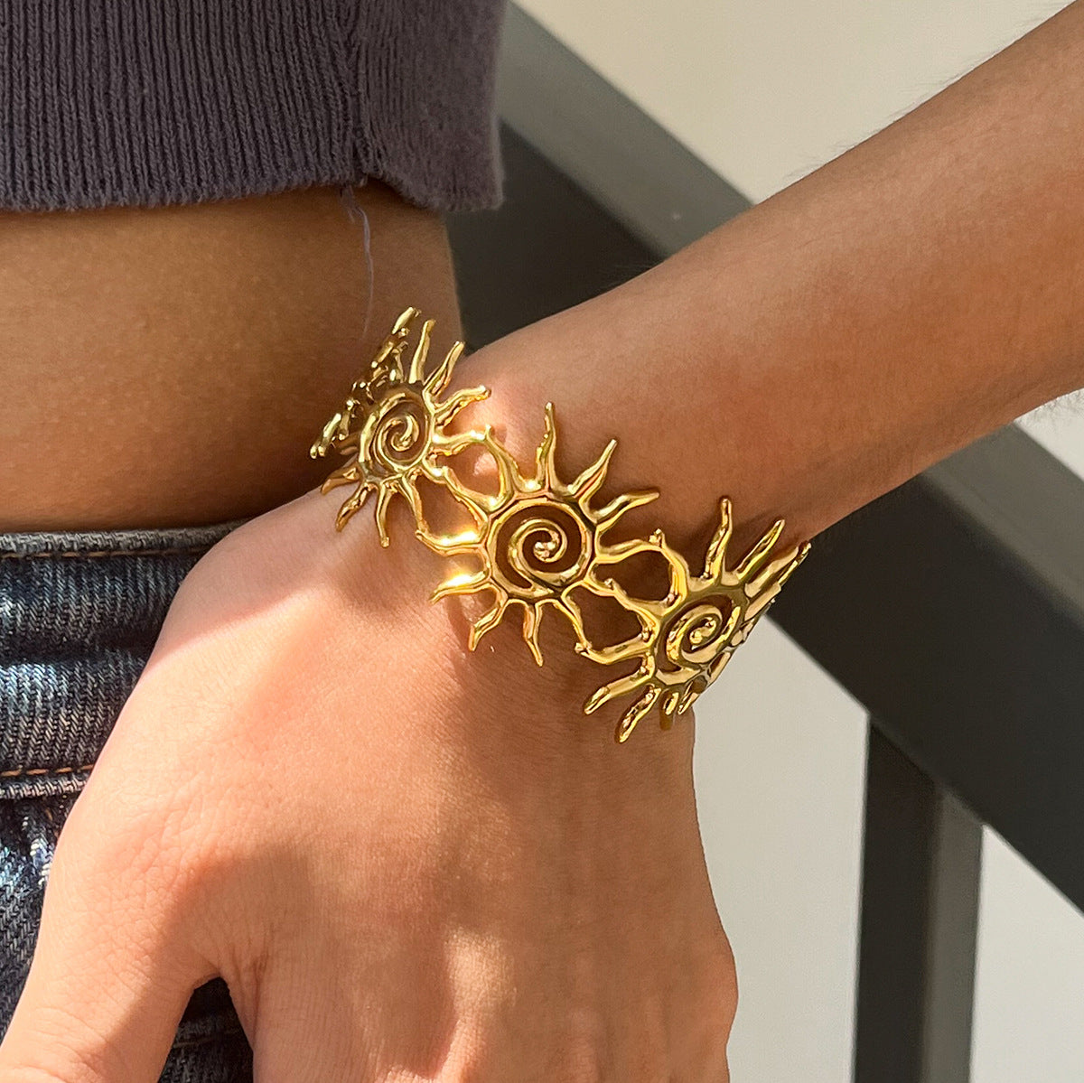 Bracciale da donna in acciaio inossidabile a forma di sole con finitura placcata, gioiello minimalista di tendenza