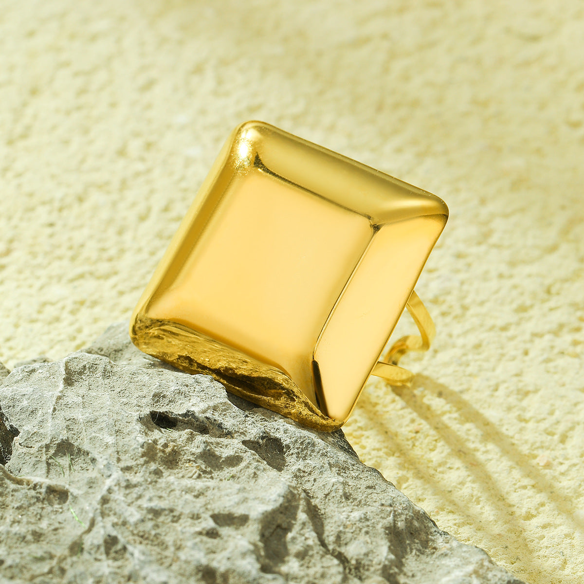 Anello Minimalista Quadrato Regolabile da Donna in Acciaio al Titanio con Finitura Lucida e Superficie Placcata