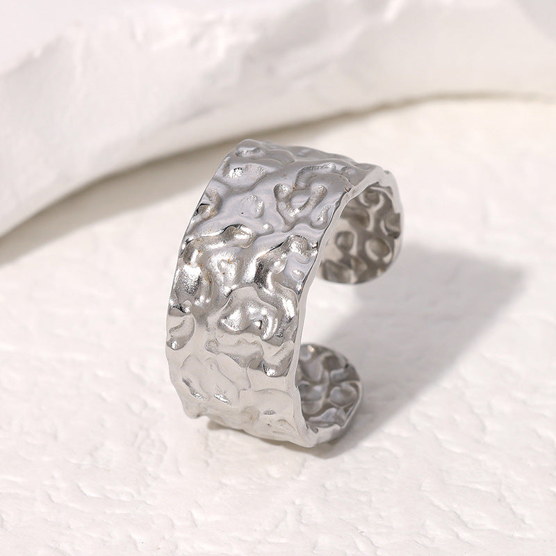 Anello da dito regolabile da donna in acciaio inossidabile dai toni freddi, con finitura placcata e dettaglio pieghettato testurizzato