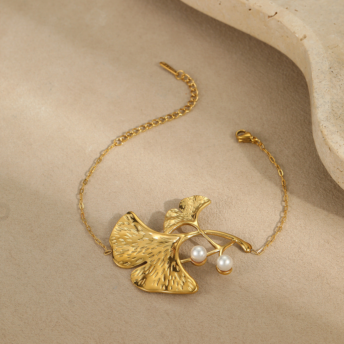 Set di bracciale, anello e orecchini in acciaio al titanio a forma di elegante foglia di Ginkgo con finitura placcata per donna